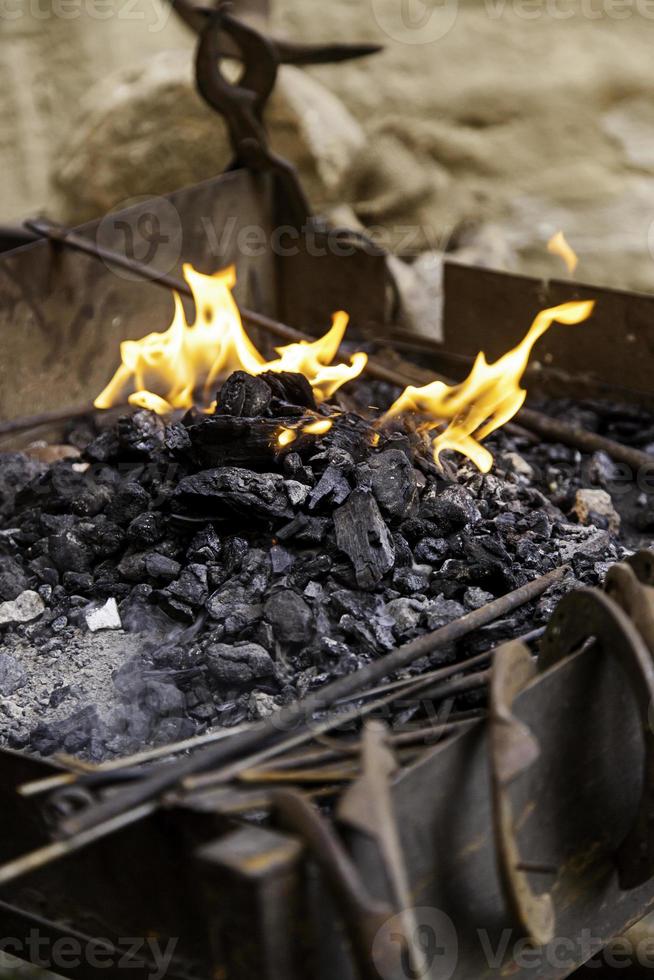 llamas de fuego en una fragua foto