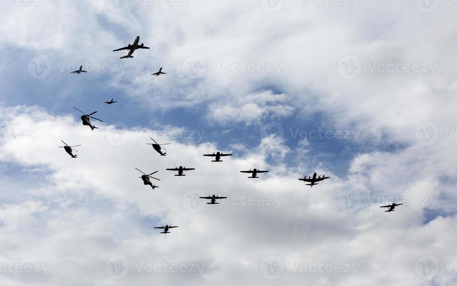 Exposición y desfile aéreo en el cielo de Madrid, España foto