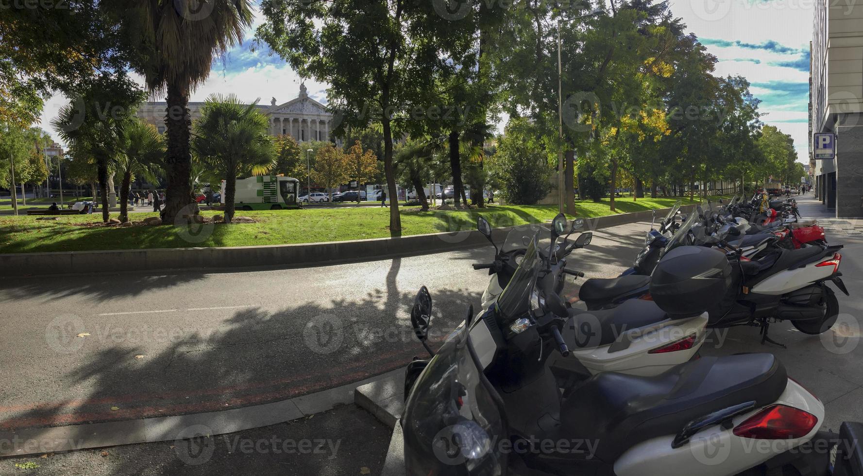 Muchas motocicletas estacionadas en la acera en Madrid, España foto