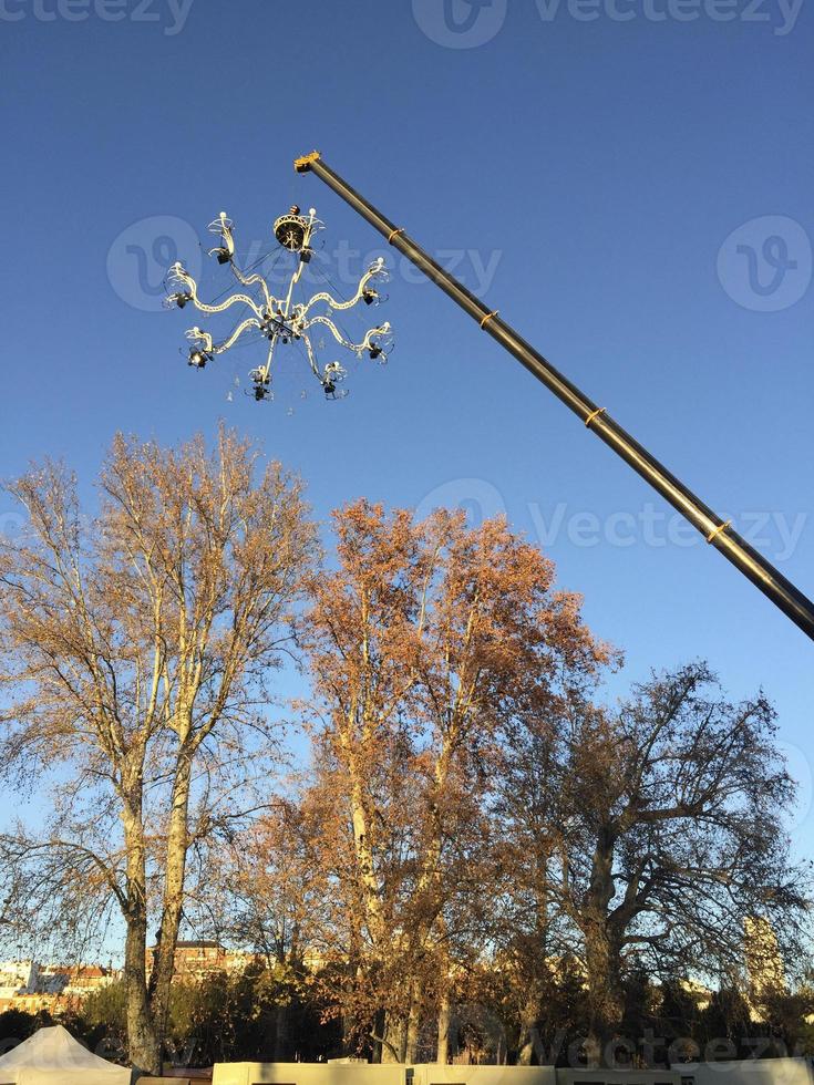 uso de una grúa para el montaje de un evento en el parque la casa de campo, en madrid, españa foto