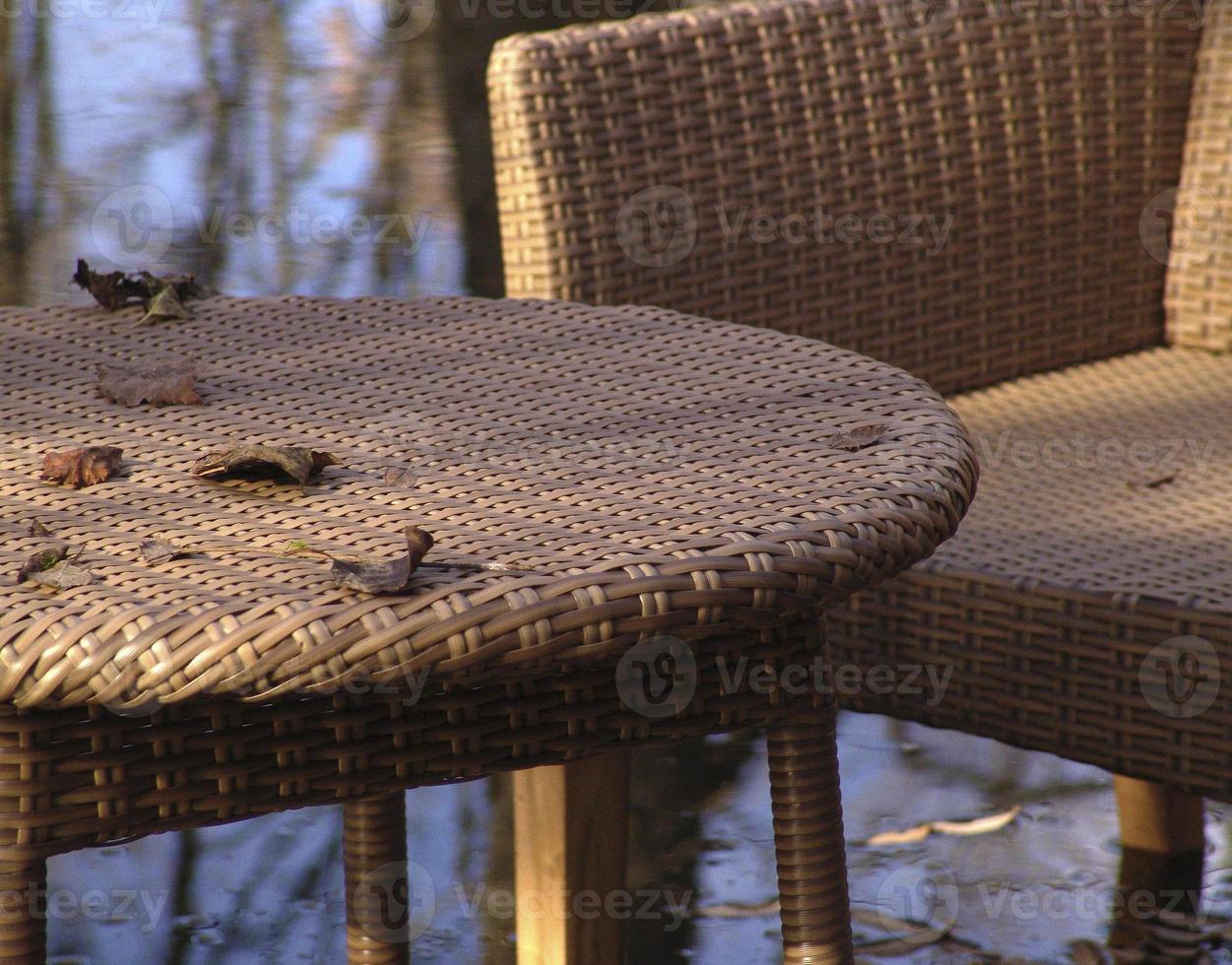 muebles de jardín en otoño foto