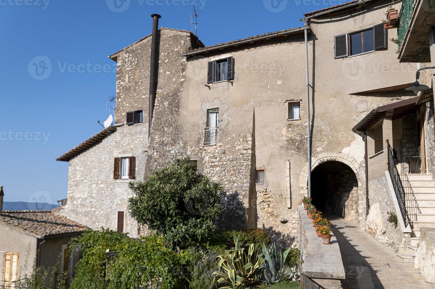 Edificios en la localidad de Miranda en la provincia de Terni, Italia foto