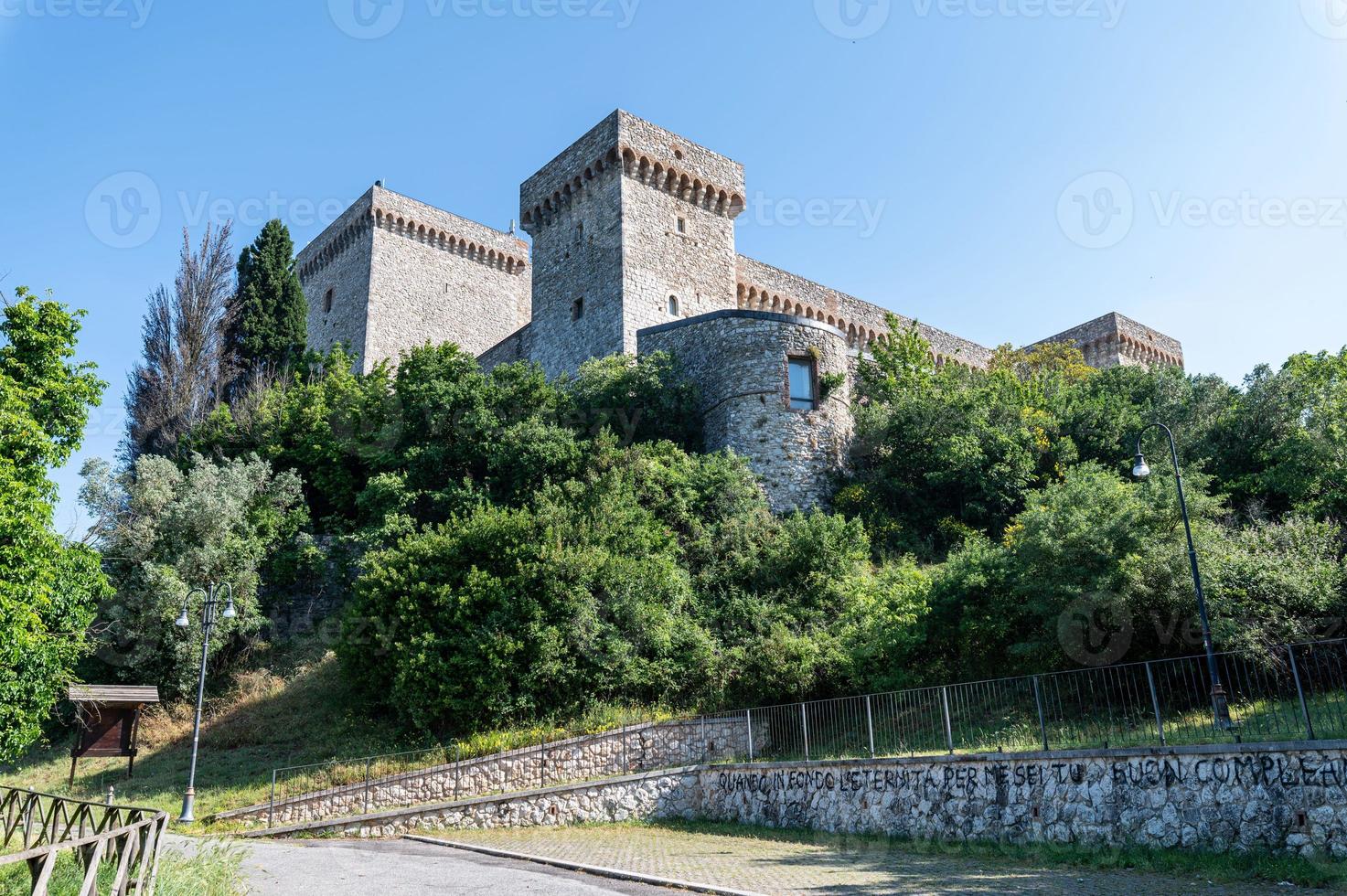 Fortaleza de albornoz en la colina sobre narni, italia, 2020 foto