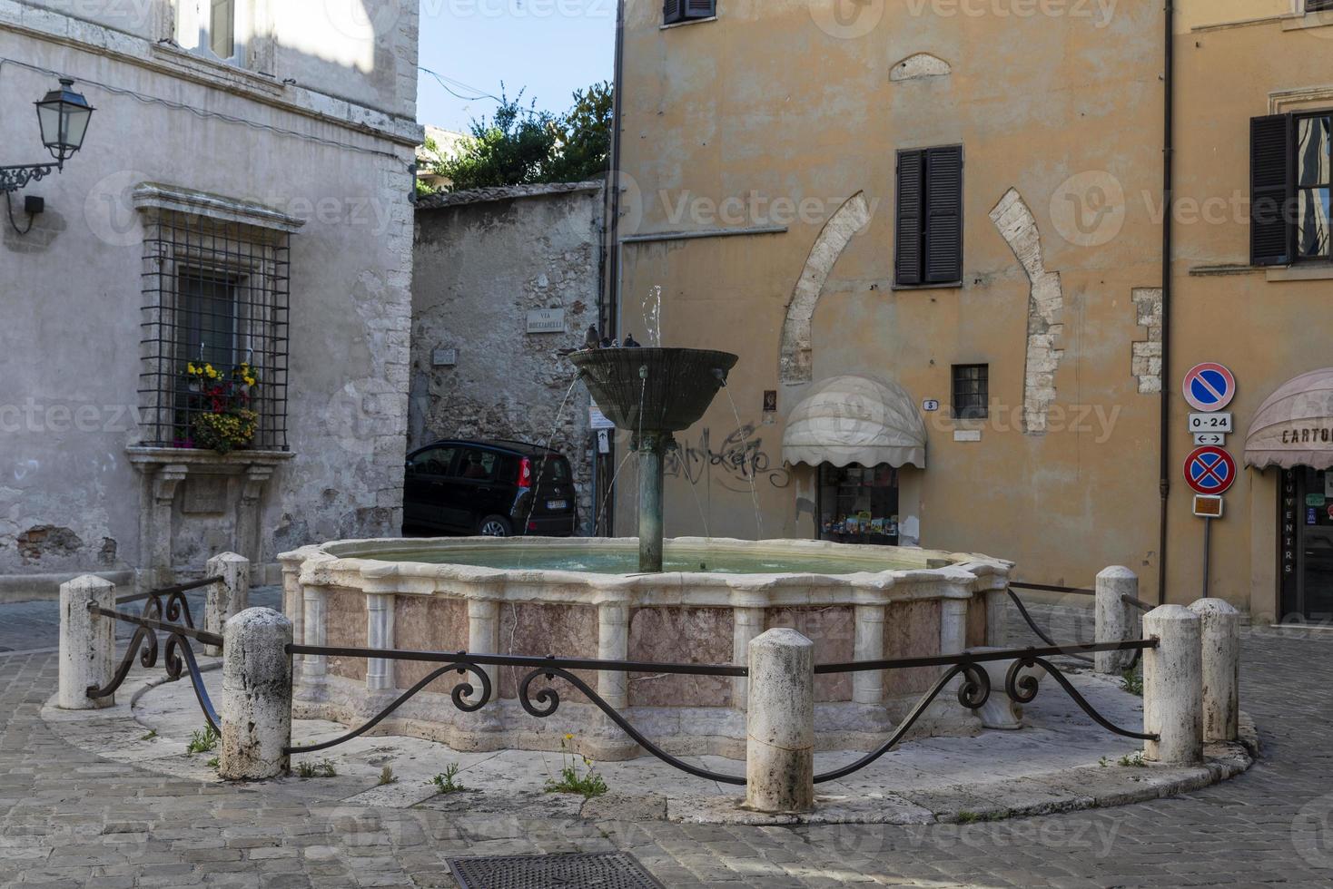 fuente en la plaza de priori en el centro de narni, italia, 2020 foto