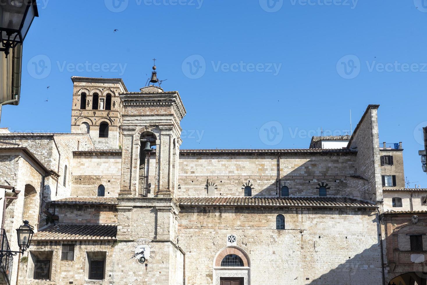 iglesia en la plaza garibaldi en narni, italia, 2020 foto