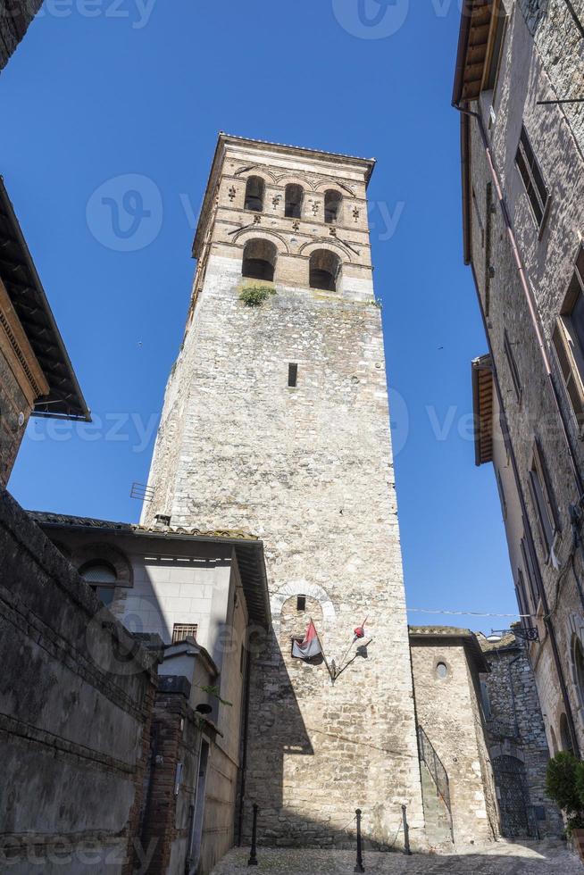 campanario de la catedral de san giovenale de narni, italia, 2020 foto