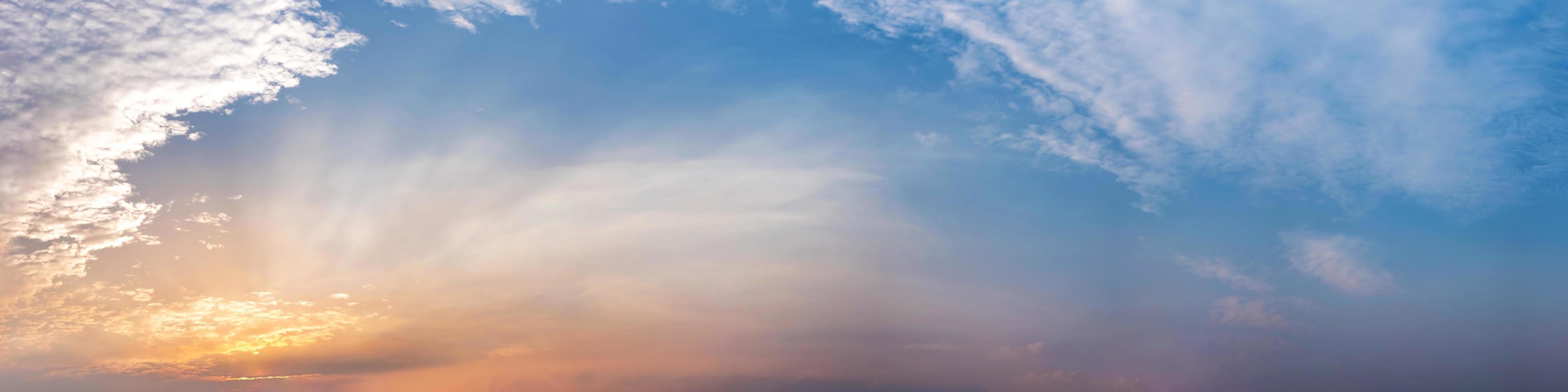 espectacular panorama del cielo con nubes en la hora del amanecer y el atardecer foto