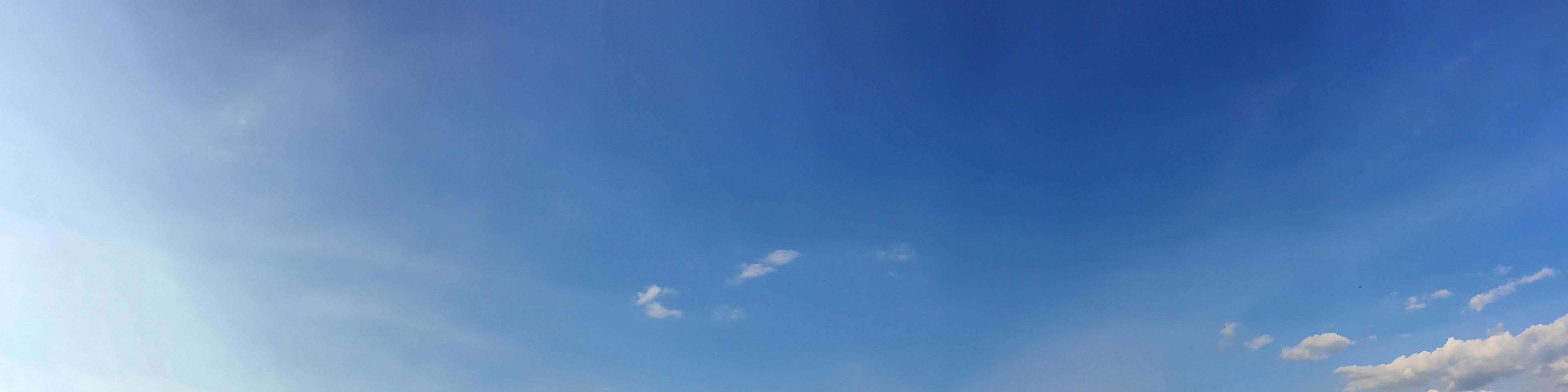 panorama del cielo con nubes en un día soleado foto