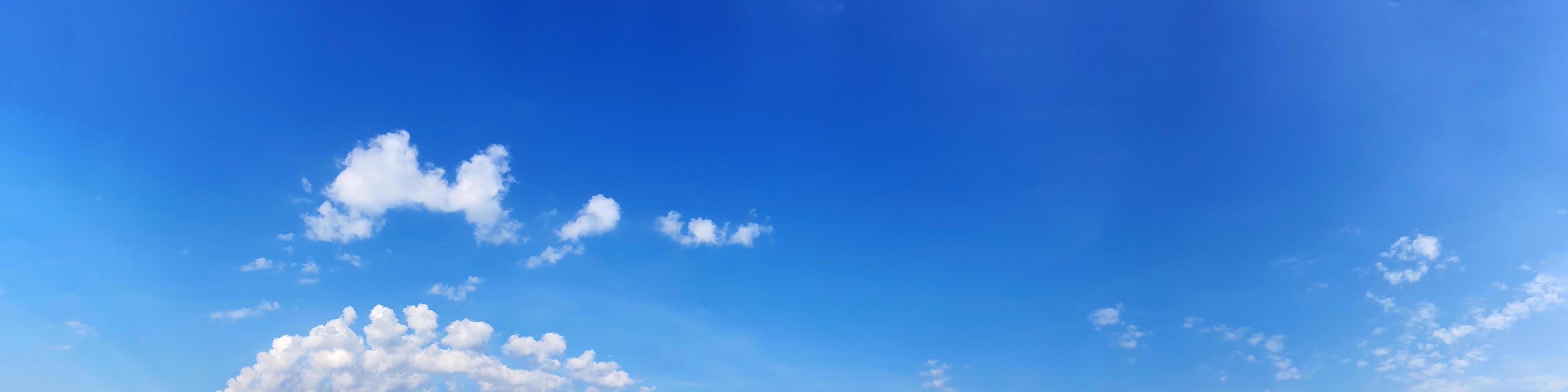 panorama del cielo con nubes en un día soleado foto