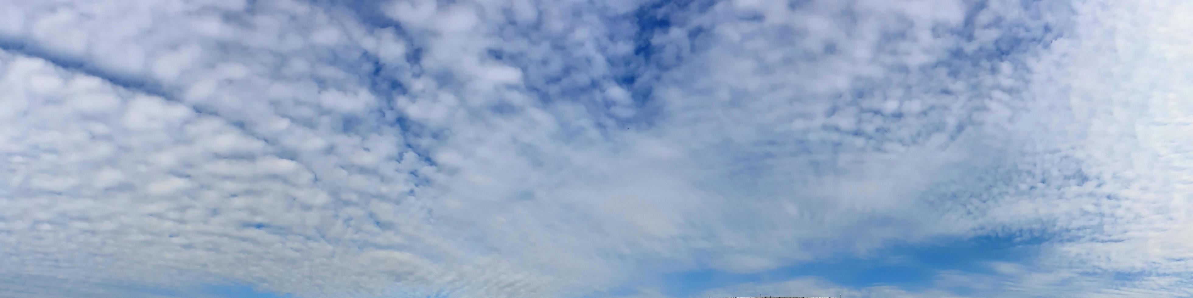 panorama del cielo con nubes en un día soleado foto