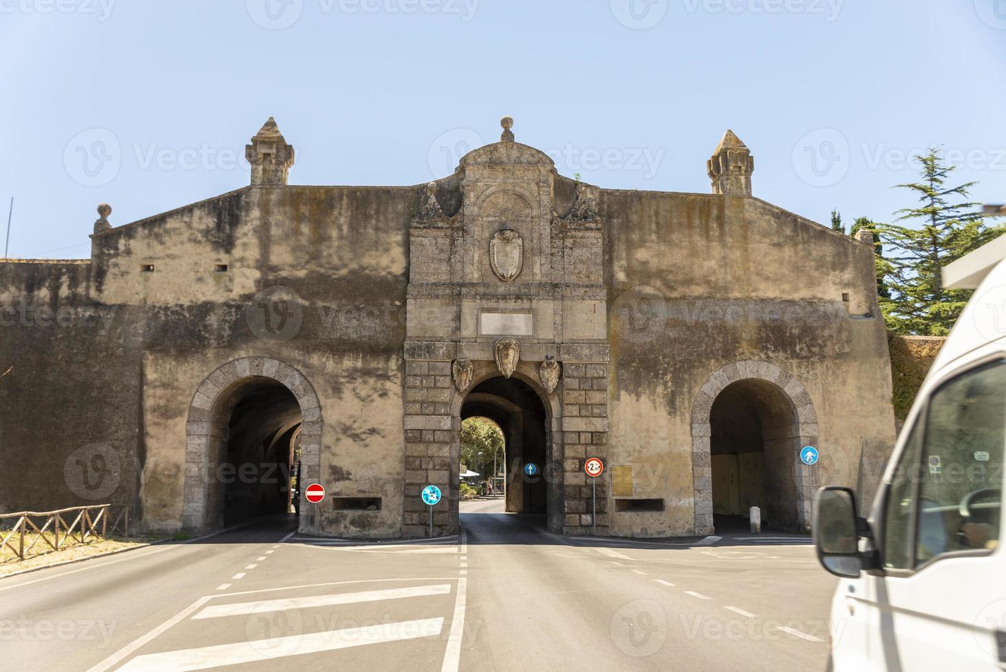 estructura arqueada para la entrada a orbetello, italia, 2020 foto