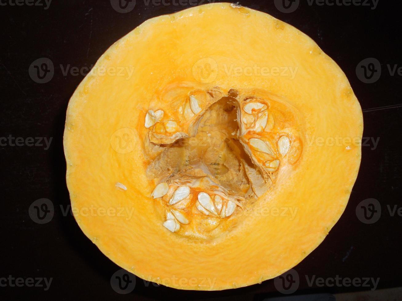 La imagen muestra la semilla de calabaza amarilla entera vegetal. foto