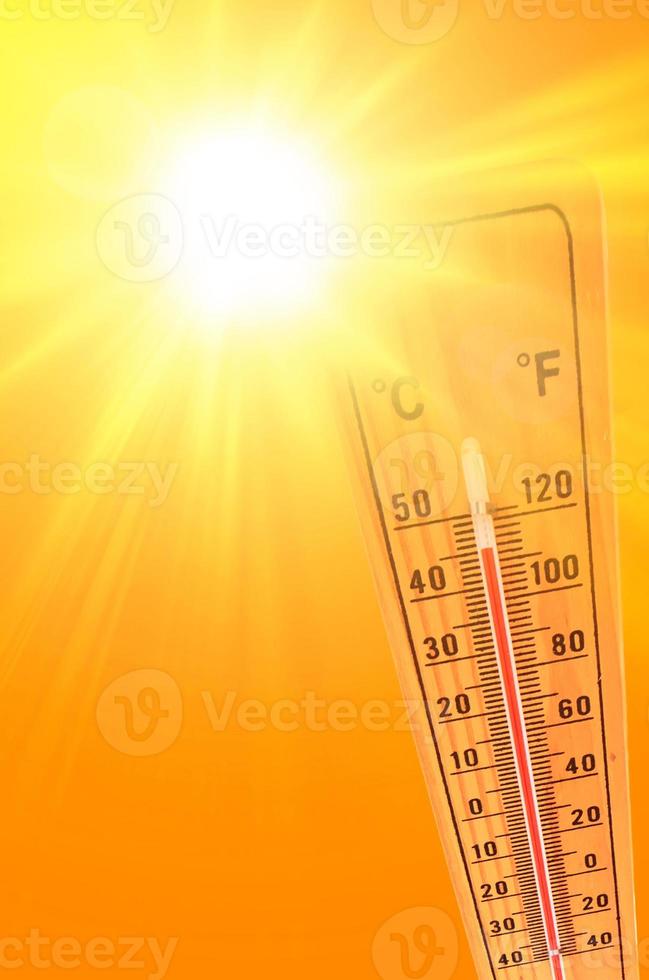 termómetro ambiental que marca una temperatura de 45 grados foto