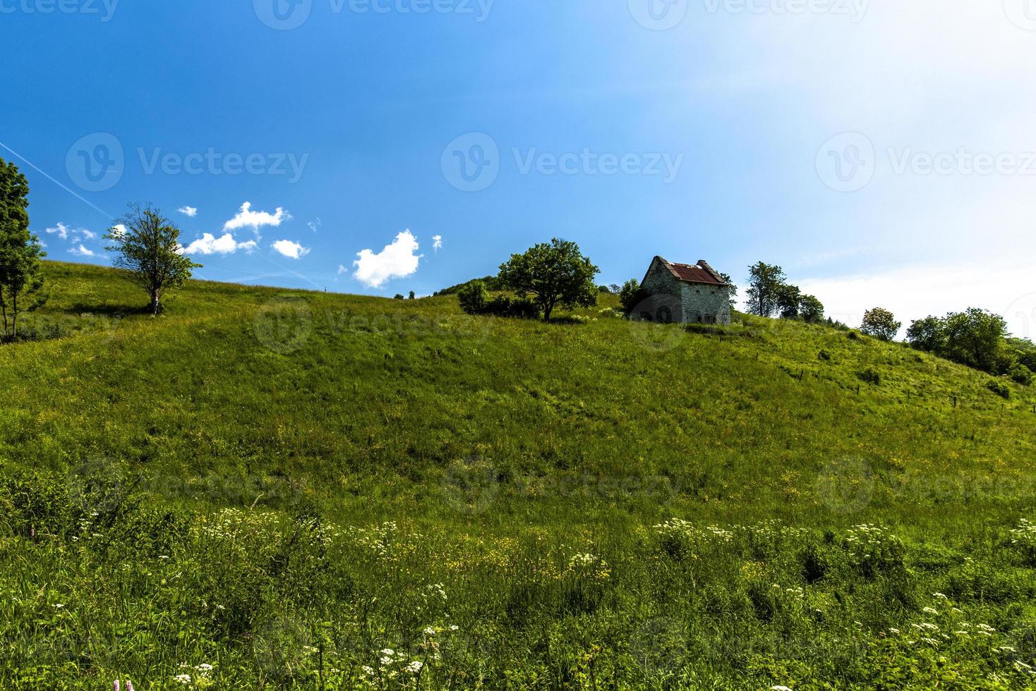 colina verde y cielo azul foto