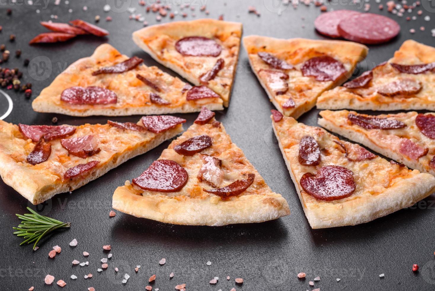 deliciosa pizza fresca hecha en un horno de hogar con cuatro tipos de carne y salchicha foto