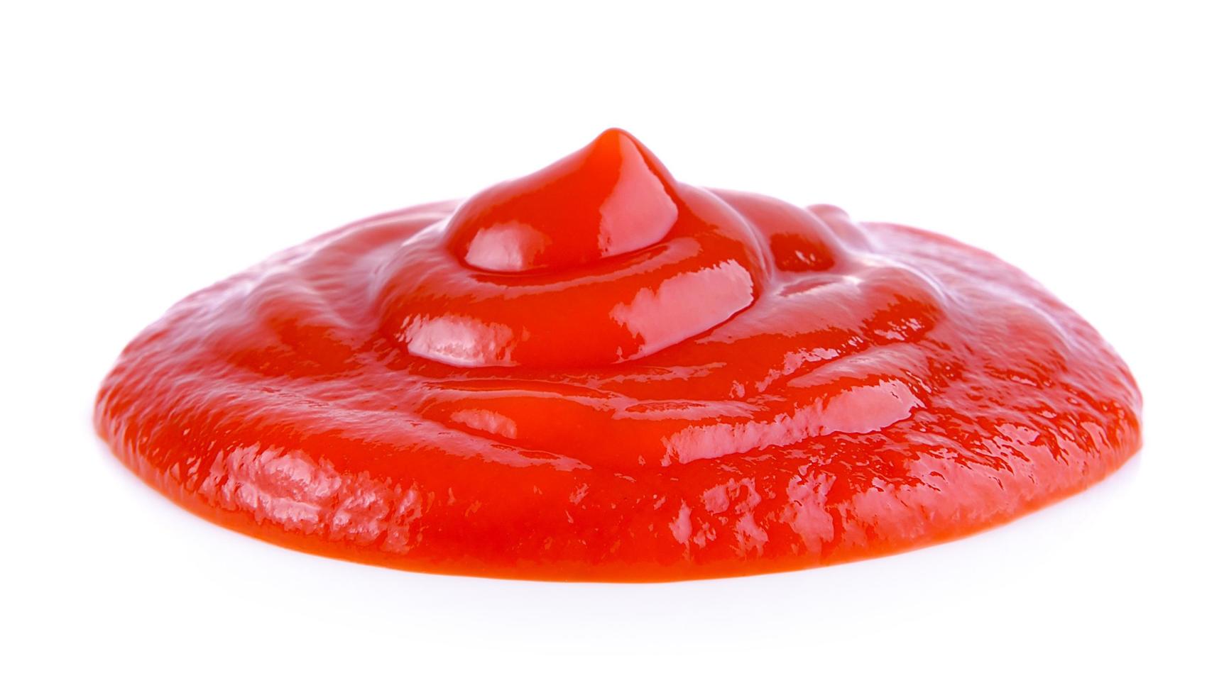 salsa de tomate sobre fondo blanco foto