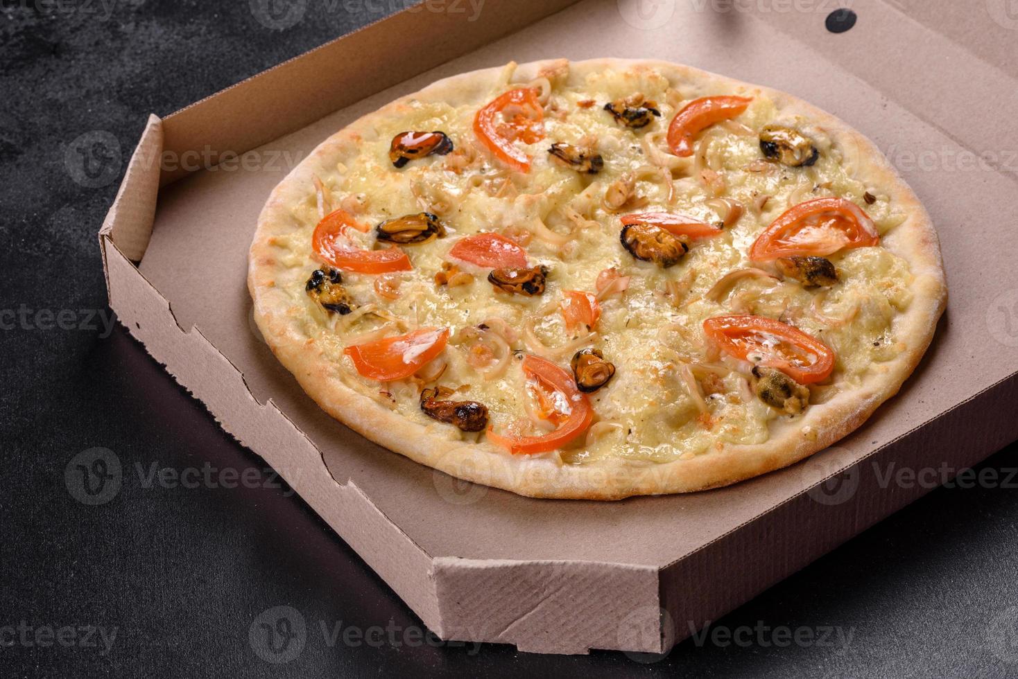 deliciosa pizza fresca hecha en un horno con mejillones camarones y otros mariscos foto