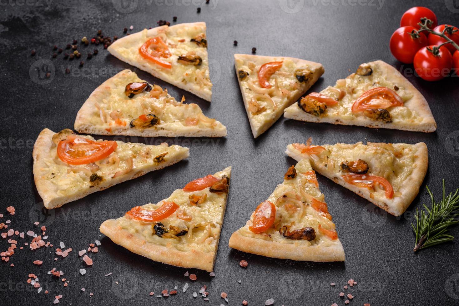 deliciosa pizza fresca hecha en un horno con mejillones camarones y otros mariscos foto