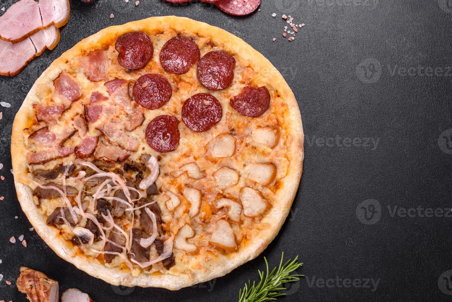 deliciosa pizza fresca hecha en un horno de hogar con cuatro tipos de carne y salchicha foto