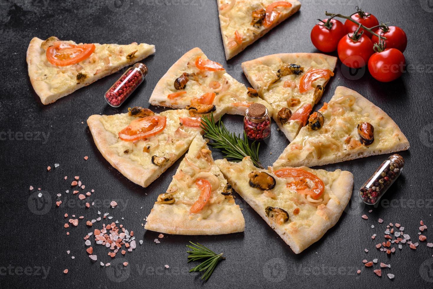 deliciosa pizza fresca hecha en un horno con mejillones camarones y otros mariscos foto