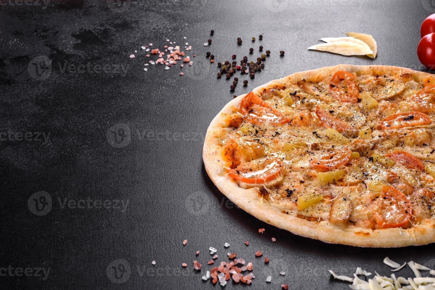 deliciosa pizza fresca hecha en un horno con mejillones camarones y otros mariscos foto