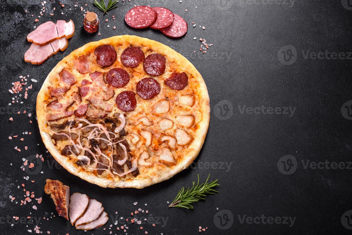 deliciosa pizza fresca hecha en un horno de hogar con cuatro tipos de carne y salchicha foto