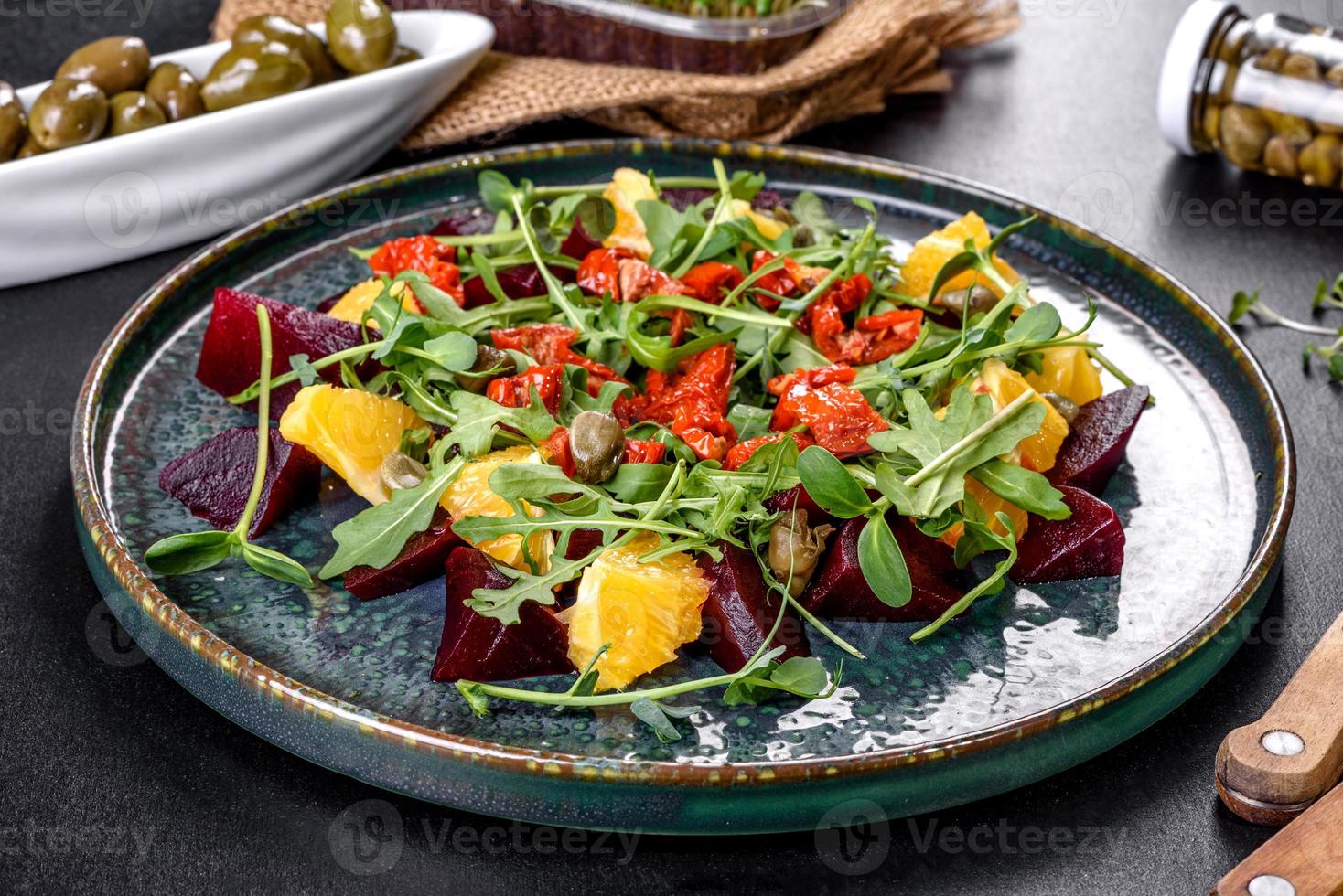 sabrosa ensalada fresca y saludable con remolacha hervida, microgreen y naranja foto