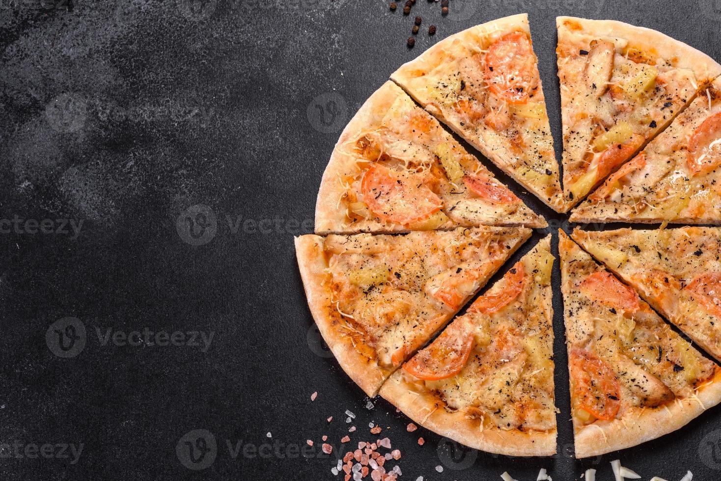 deliciosa pizza fresca hecha en un horno con mejillones camarones y otros mariscos foto
