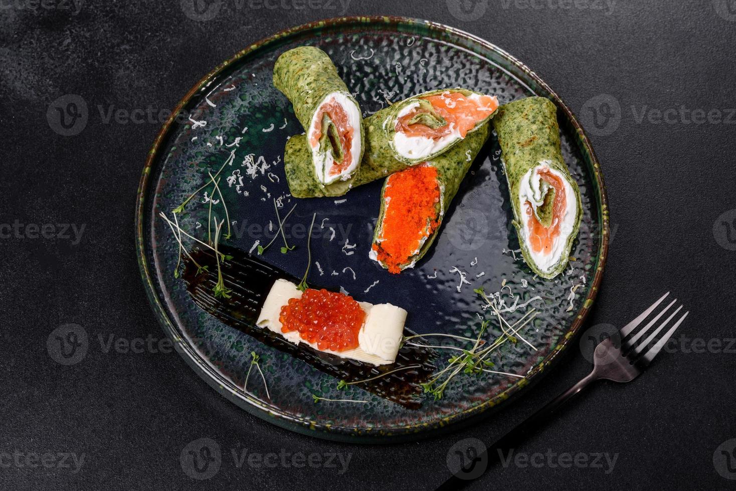 Deliciosos panqueques dulces frescos en un plato con pescado rojo y caviar foto