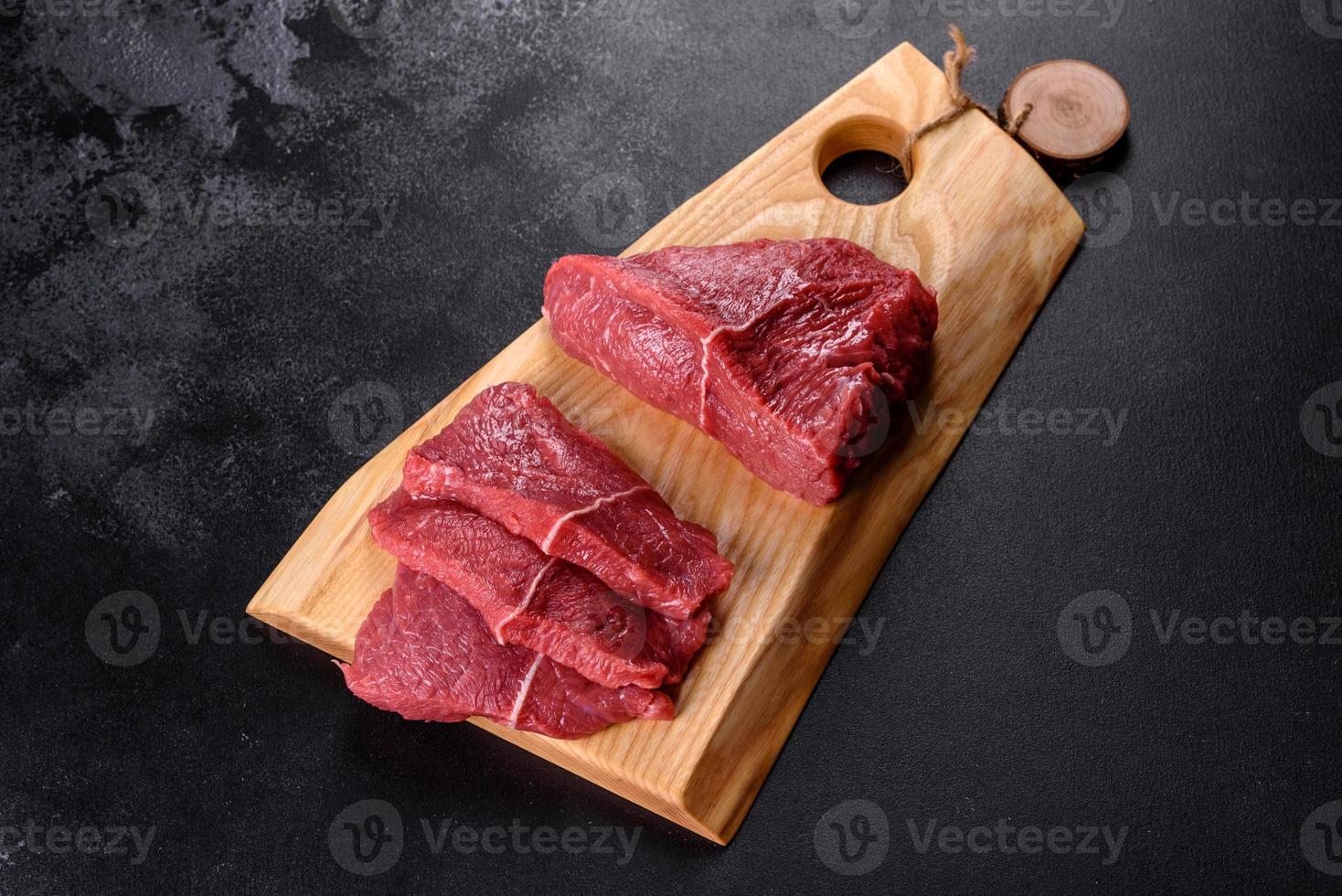 carne de res cruda fresca para hacer un delicioso bistec jugoso con especias y hierbas foto