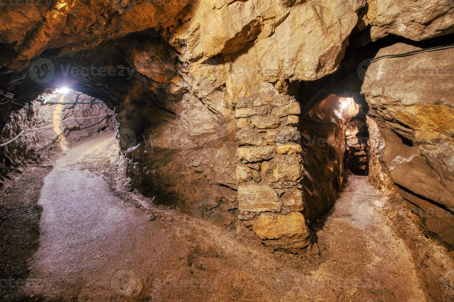 Cuevas turísticas de piedra caliza en el valle de Brembana Bérgamo Italia foto