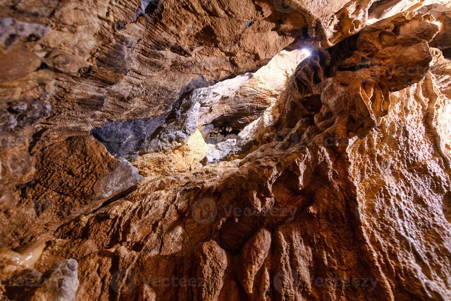 piedra caliza en cuevas subterráneas frecuentadas por espeleólogos foto