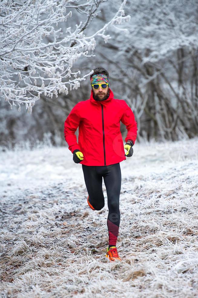 Training of a runner trail in the cold in the frost photo