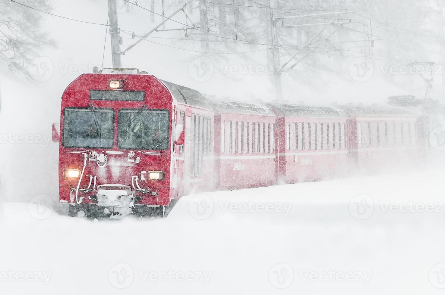 tren de montaña suizo en la nieve foto