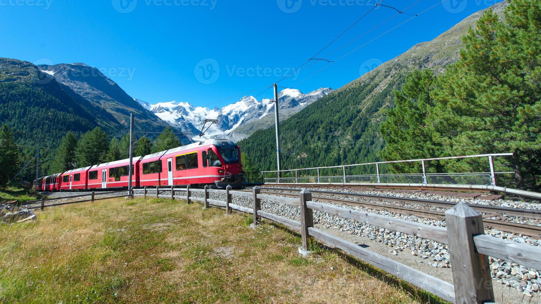 tren de montaña suizo bernina express cruzó los alpes foto