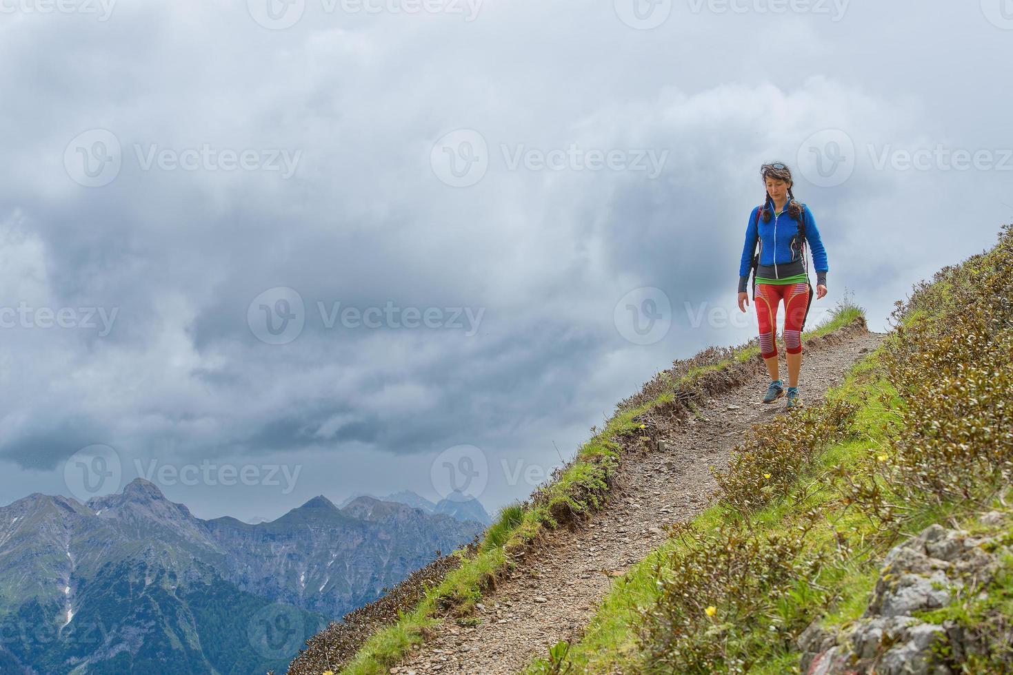 chica sendero de montaña camina sola foto