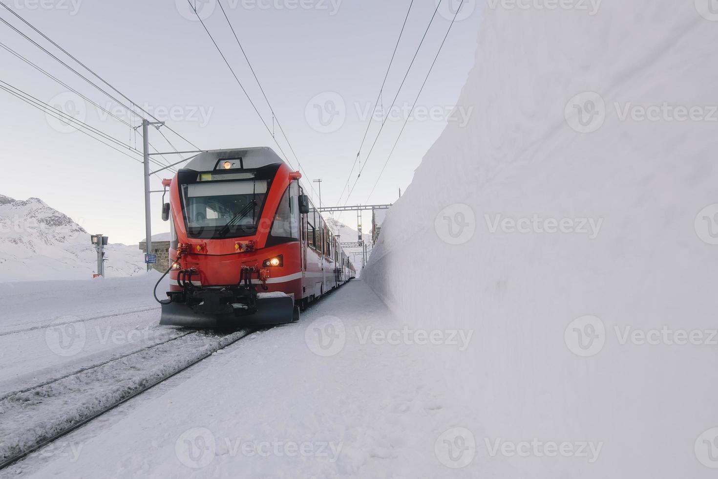 tren rojo de los grisones en medio de una gran cantidad de nieve foto