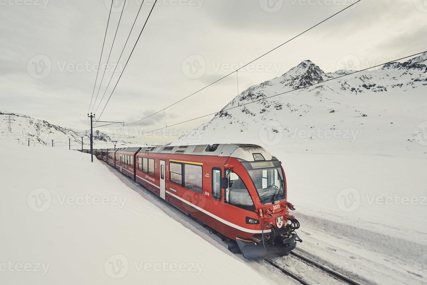 Tren rojo bernina express cerca del paso de bernina en los alpes suizos foto
