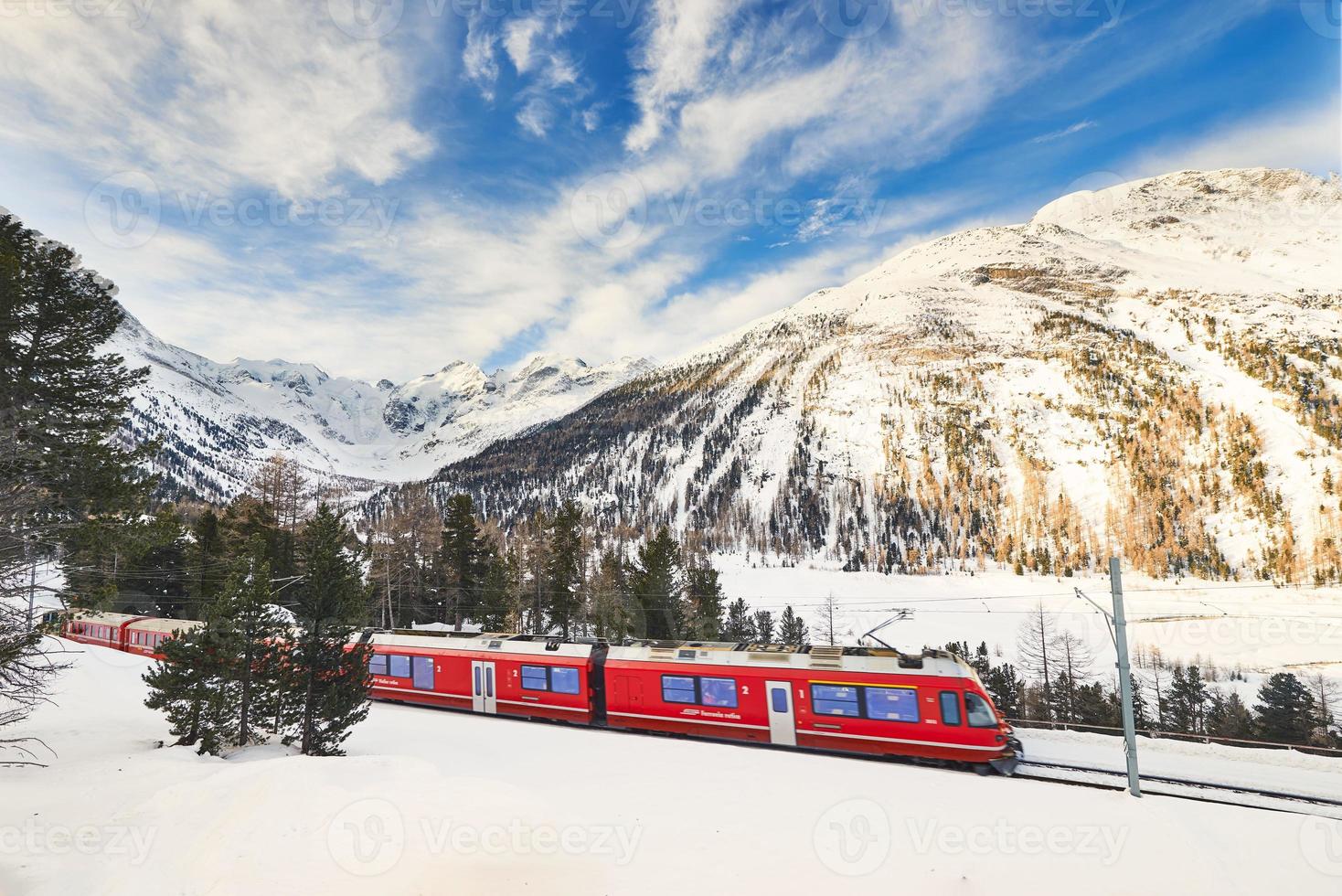 Pase de tren rojo turístico de bernina en los alpes suizos foto