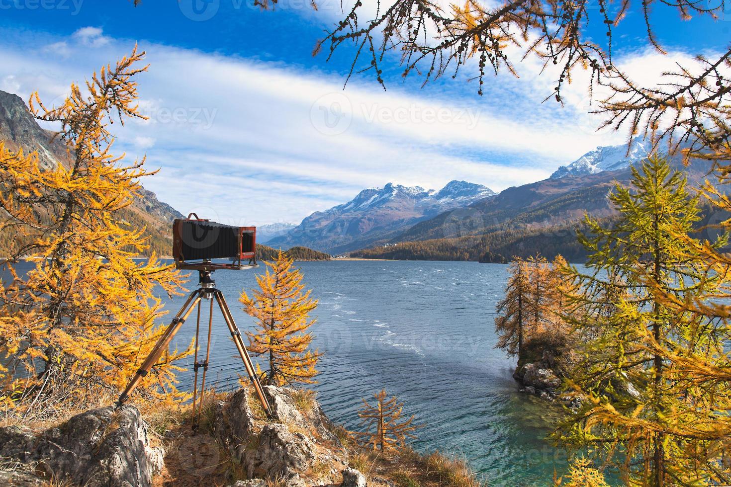 Cámara de placa antigua sobre trípode de madera durante una foto de paisaje