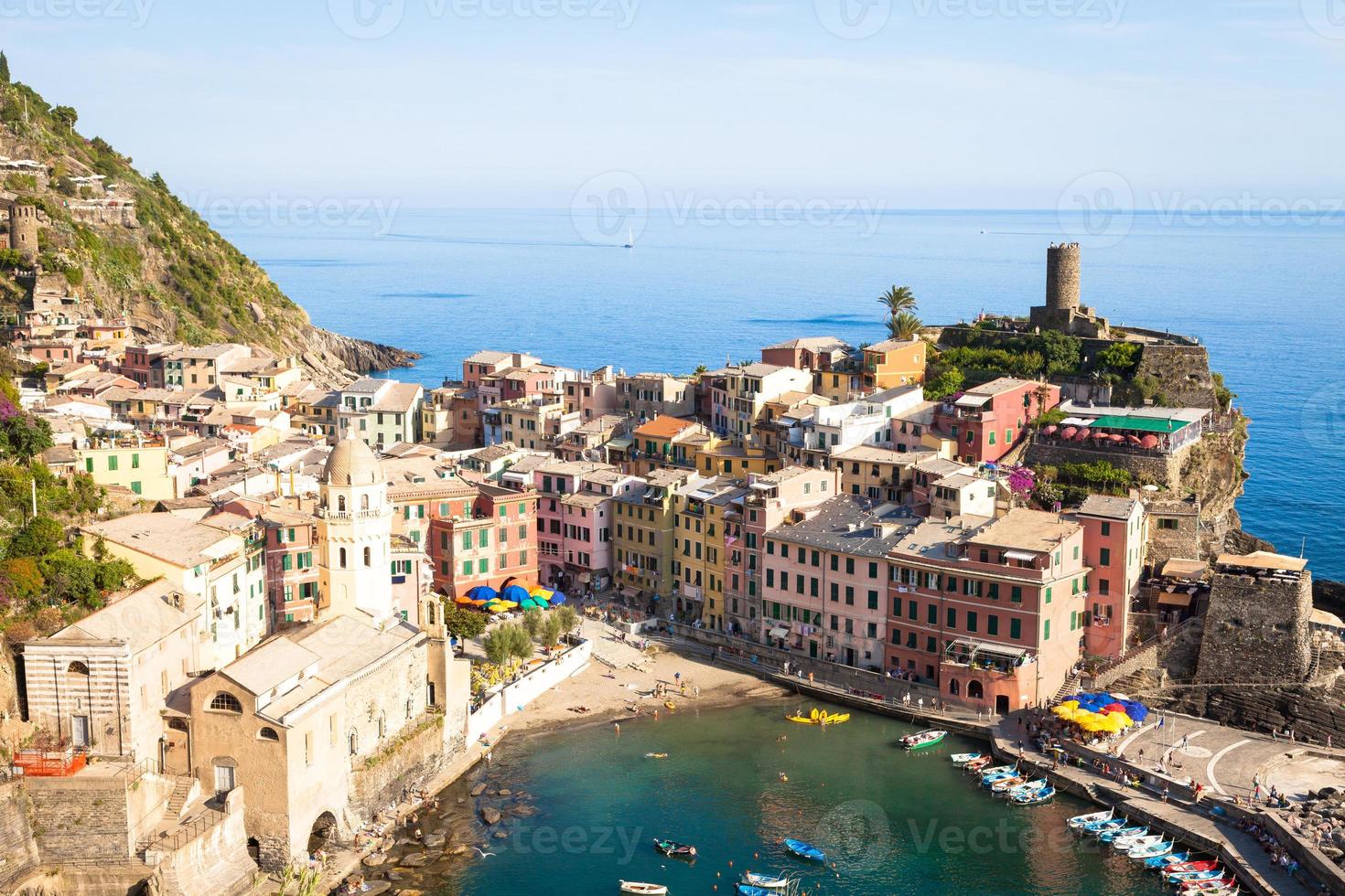Vernazza en Cinque Terre, Italia - verano de 2016 - vista desde la colina foto