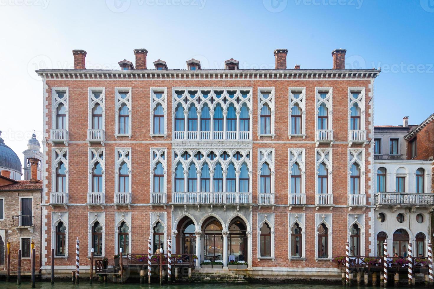 Fachada del palacio veneciano de 300 años de canal grande foto