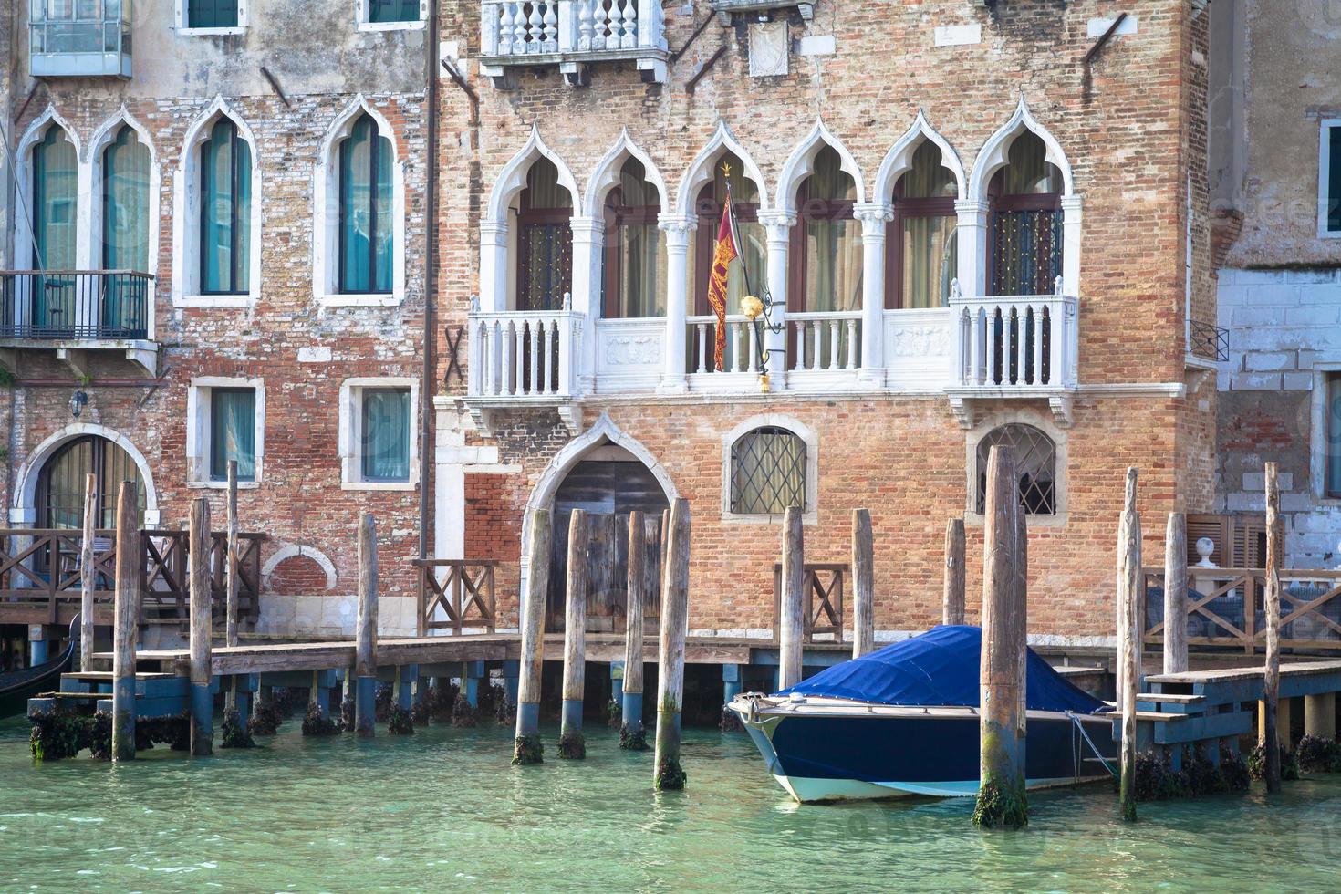 Fachada del palacio veneciano de 300 años de canal grande foto