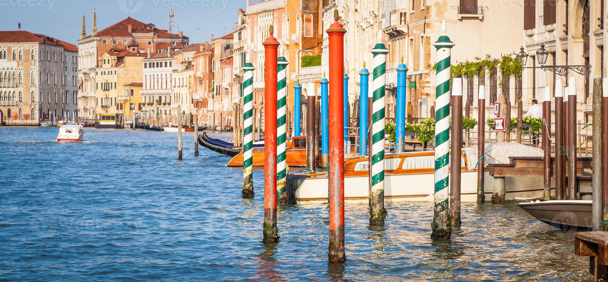 Fachada del palacio veneciano de 300 años de canal grande foto