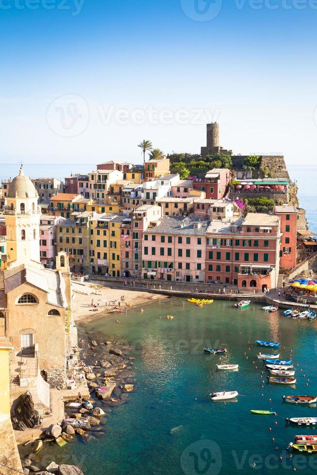 Vernazza en Cinque Terre, Italia - verano de 2016 - vista desde la colina foto