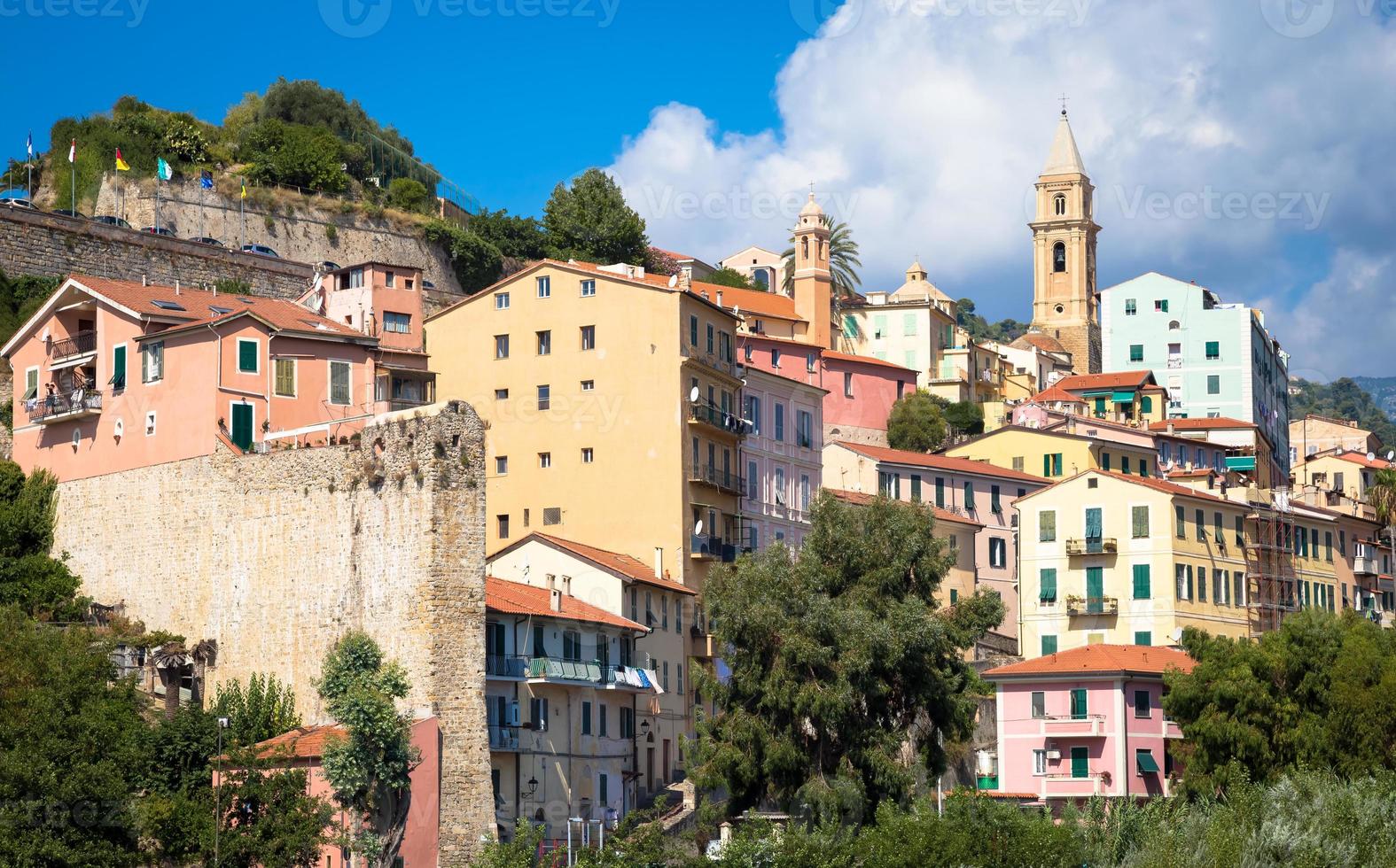 Pueblo de Ventimiglia en Italia, región de Liguria, con un cielo azul foto