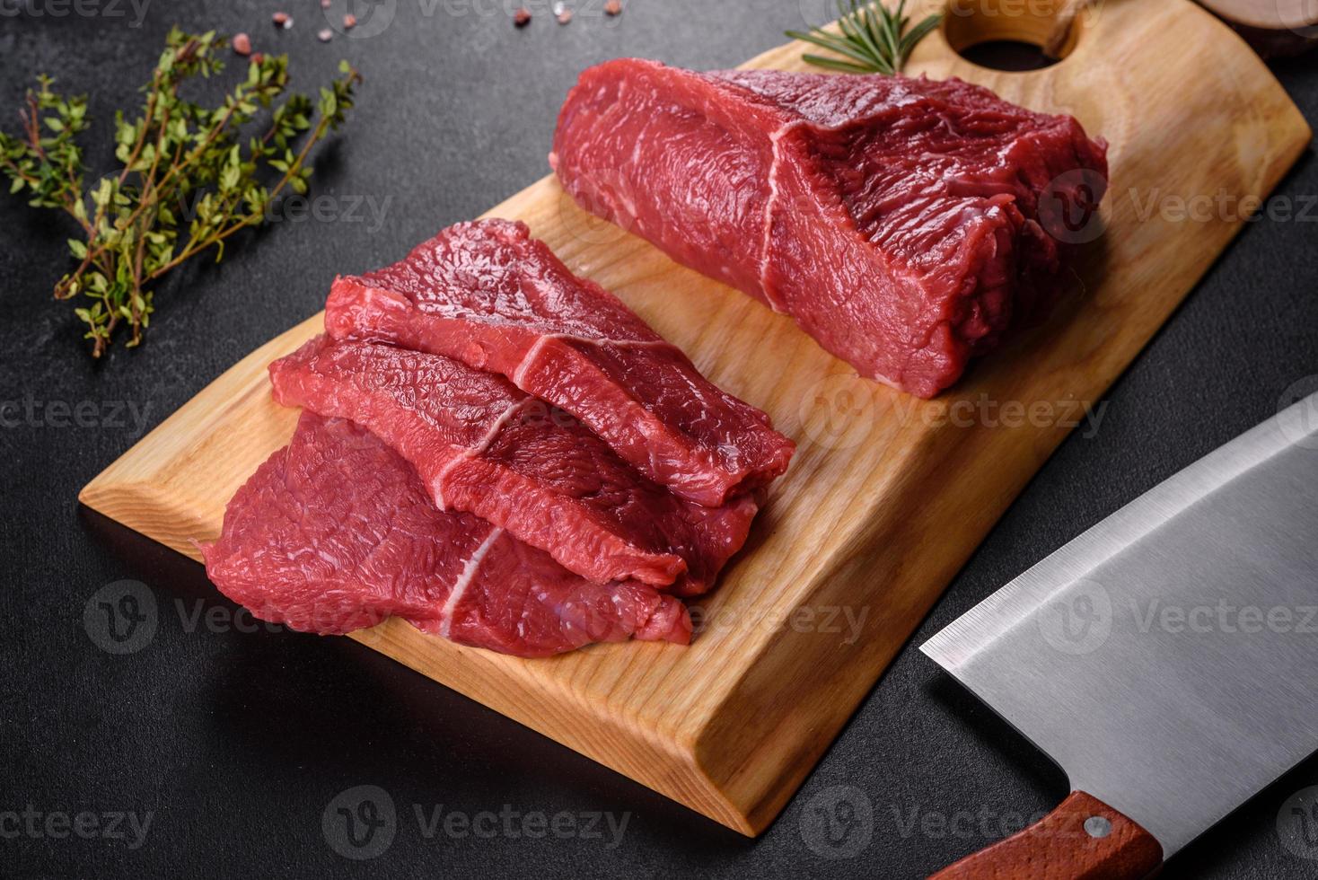 carne de res cruda fresca para hacer un delicioso bistec jugoso con especias y hierbas foto