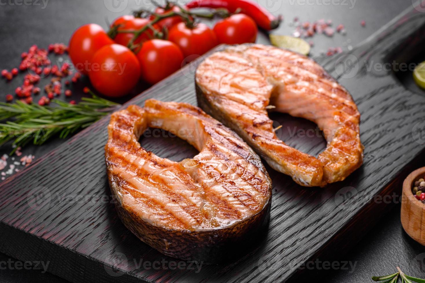 Delicioso filete de salmón recién cocinado con especias y hierbas al horno a la parrilla foto