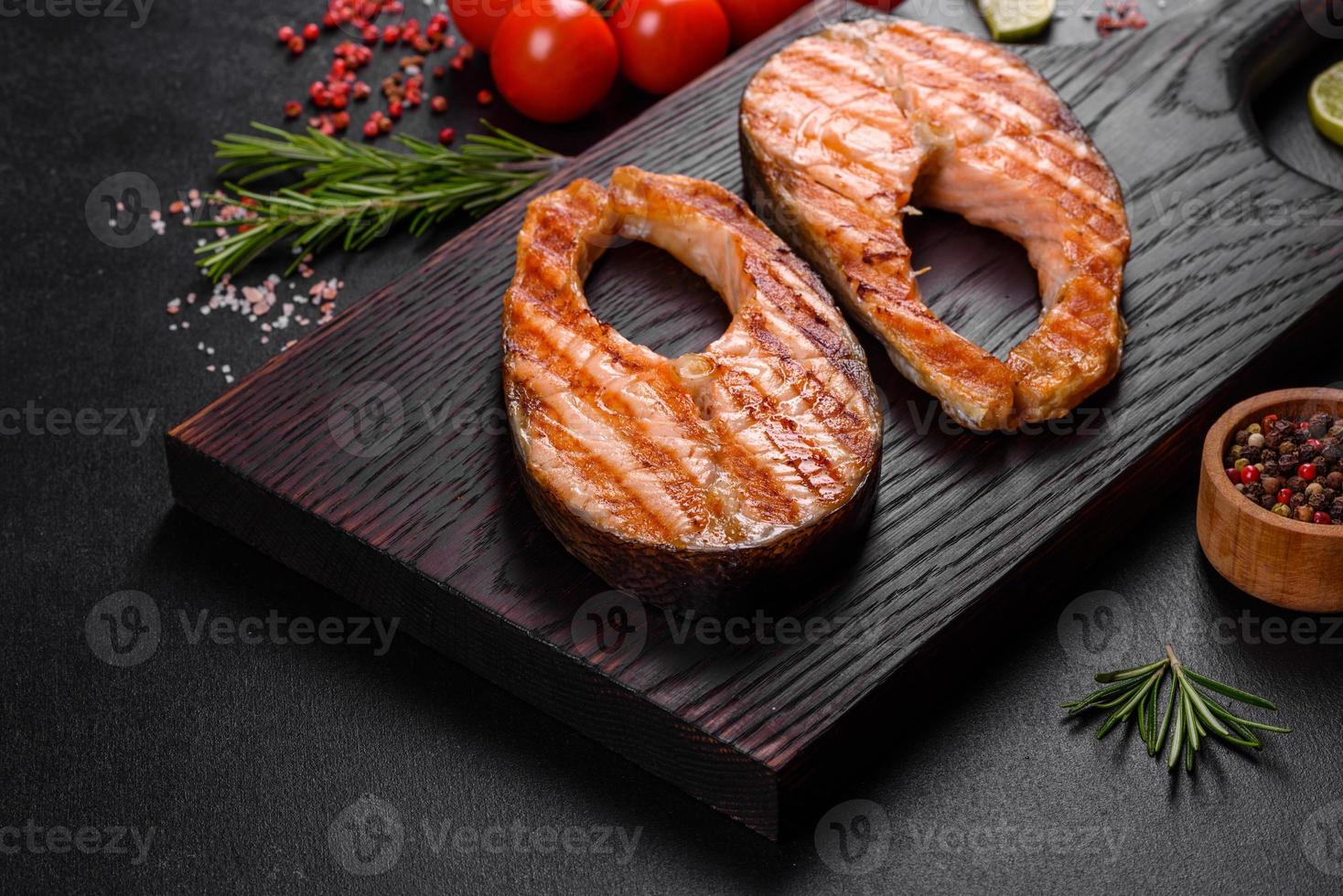 Delicioso filete de salmón recién cocinado con especias y hierbas al horno a la parrilla foto