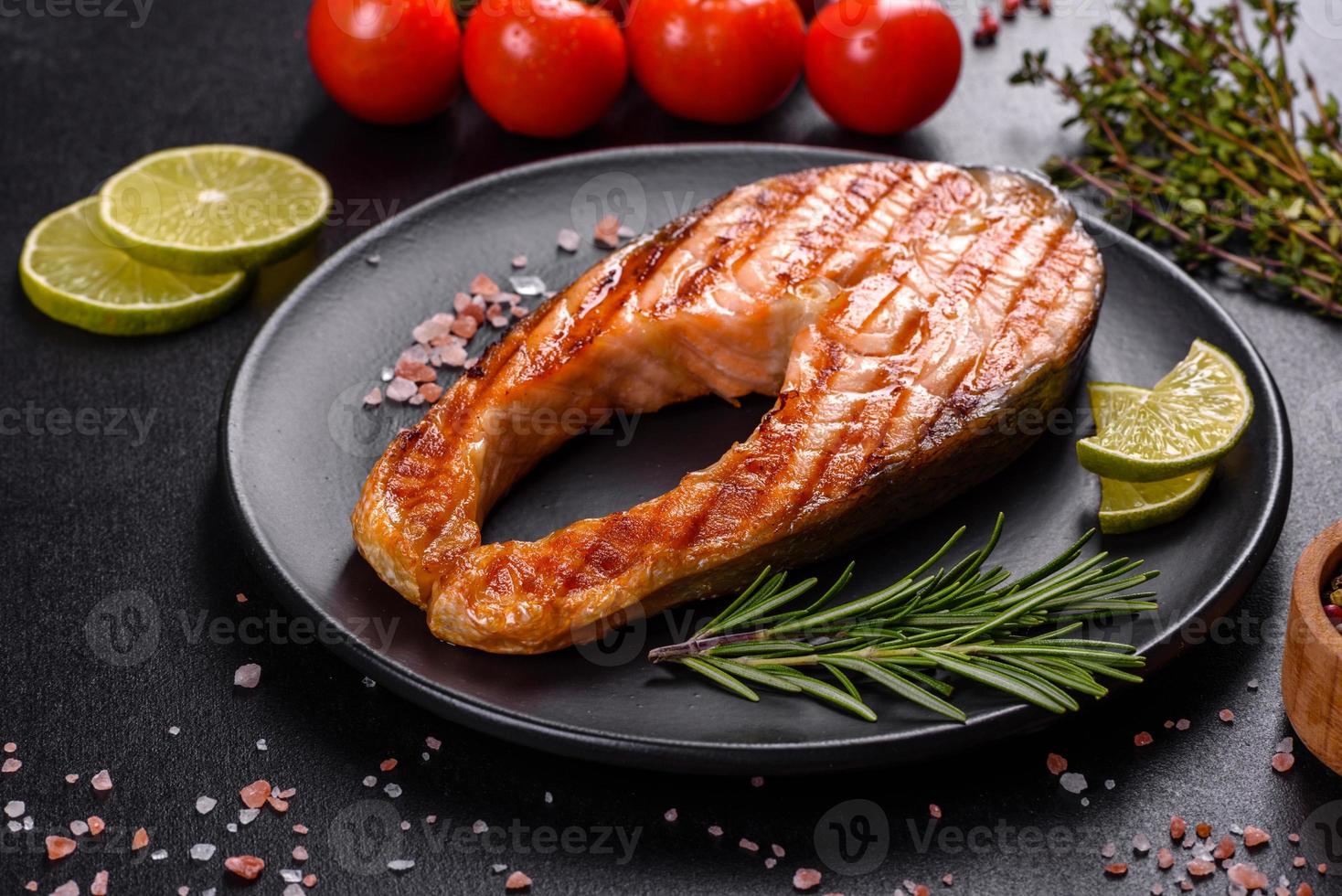 Delicioso filete de salmón recién cocinado con especias y hierbas al horno a la parrilla foto